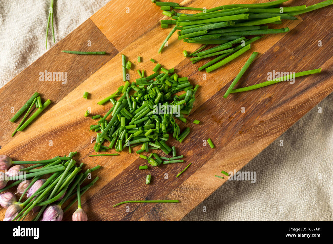Raw Green Organic blühende Schnittlauch bereit zu Kochen mit Stockfoto