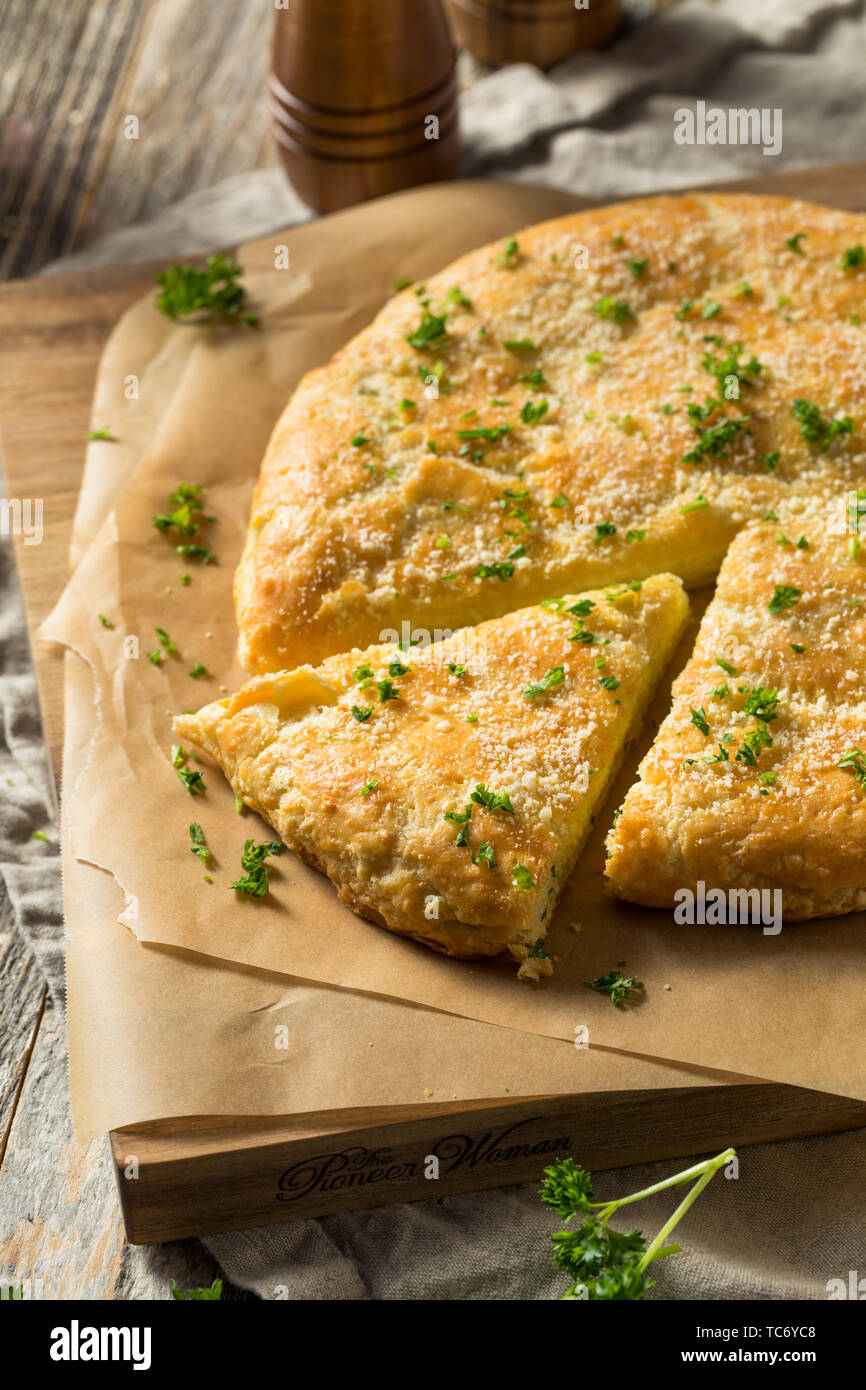 Hausgemachte russische Käse gefüllt Brot mit Petersilie Stockfoto