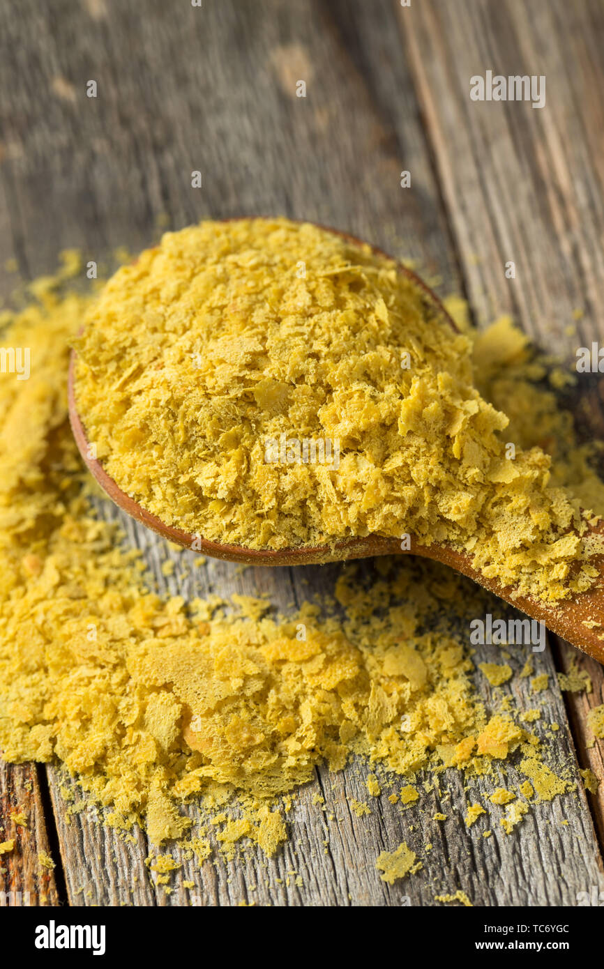Raw Gelb organische Nährstoffe Hefe in eine Schüssel geben. Stockfoto