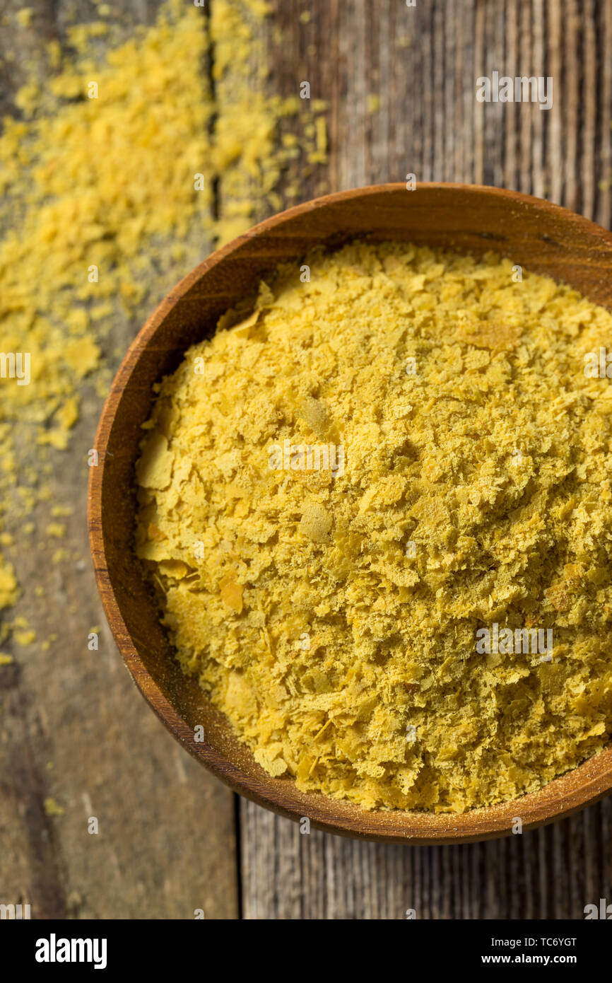 Raw Gelb organische Nährstoffe Hefe in eine Schüssel geben. Stockfoto