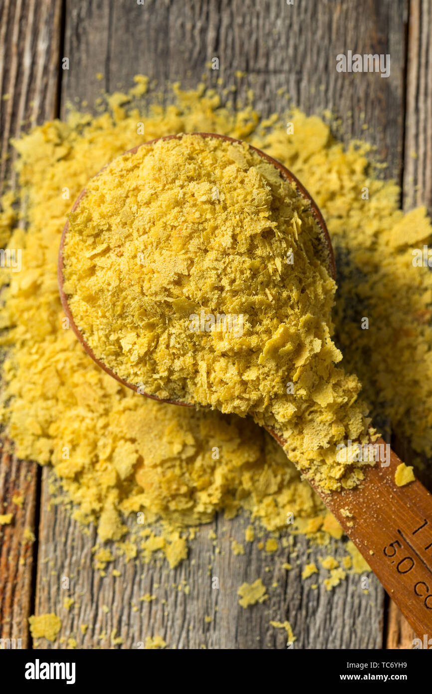 Raw Gelb organische Nährstoffe Hefe in eine Schüssel geben. Stockfoto