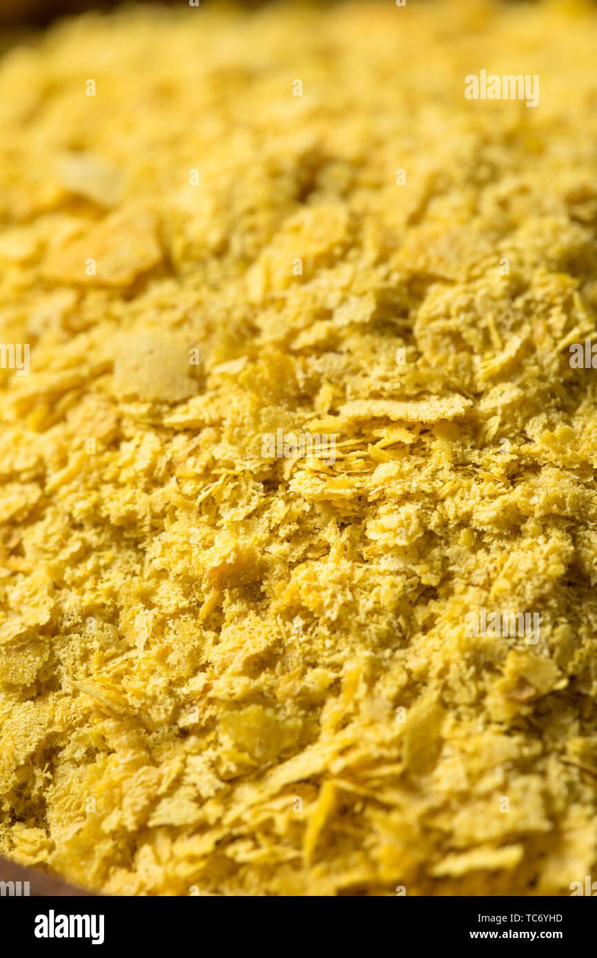 Raw Gelb organische Nährstoffe Hefe in eine Schüssel geben. Stockfoto