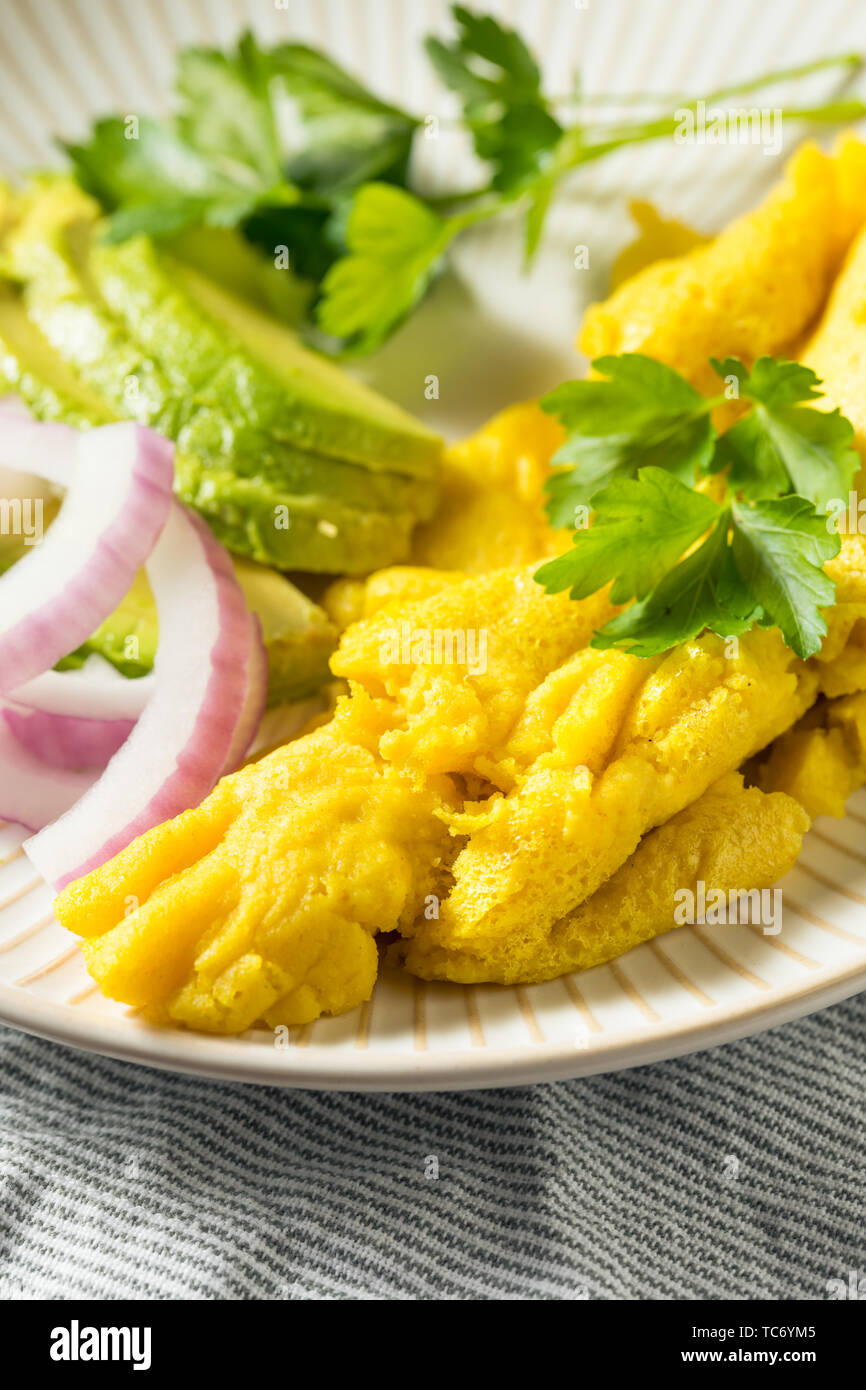 Gesunde hausgemachte Vegan Mung Bean Rührei mit Gemüse Stockfoto