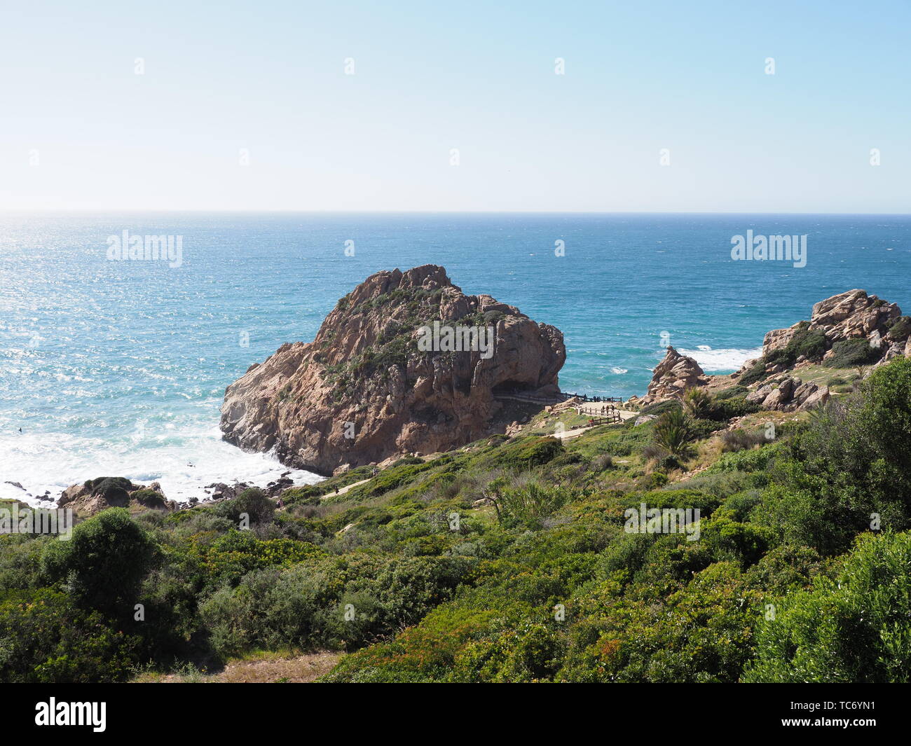 Schöne Aussicht von der afrikanischen Cap Spartel Landschaften über die Meerenge von Gibraltar mit Spanien im Abstand in Marokko mit klaren blauen Himmel in 2019 warm Stockfoto