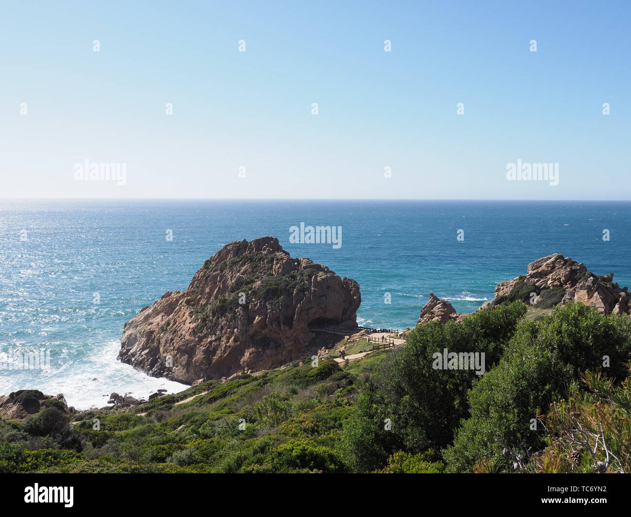 Schöne Aussicht von der afrikanischen Cap Spartel Landschaften über die Meerenge von Gibraltar mit Spanien im Abstand in Marokko mit klaren blauen Himmel im Jahr 2019 wa Stockfoto