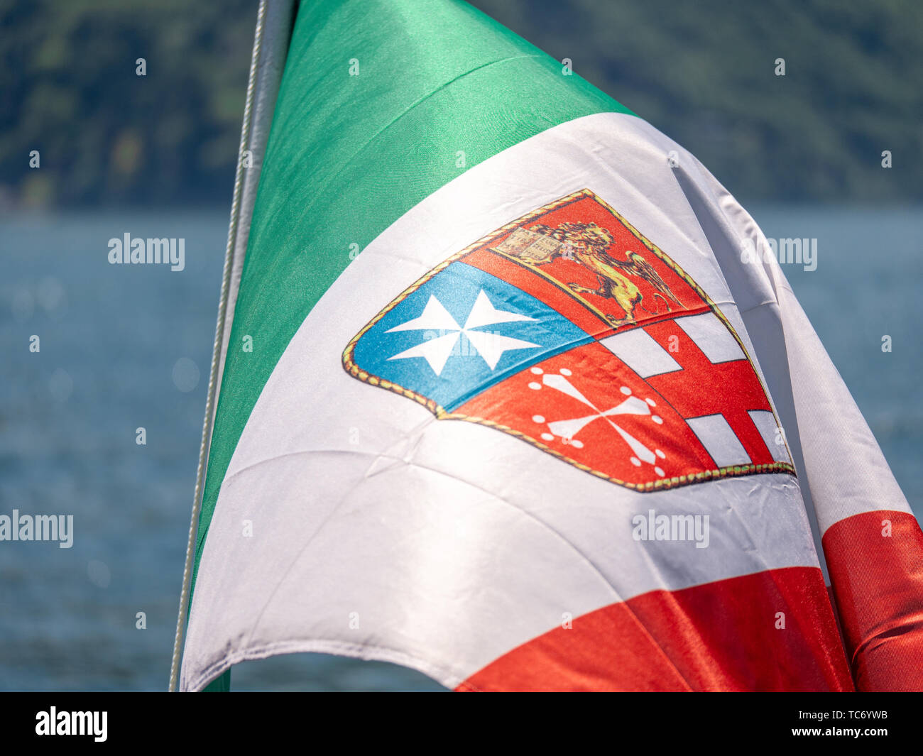 Bild der italienischen Flagge am Heck des Bootes winken im Wind. Nach oben Schließen Stockfoto