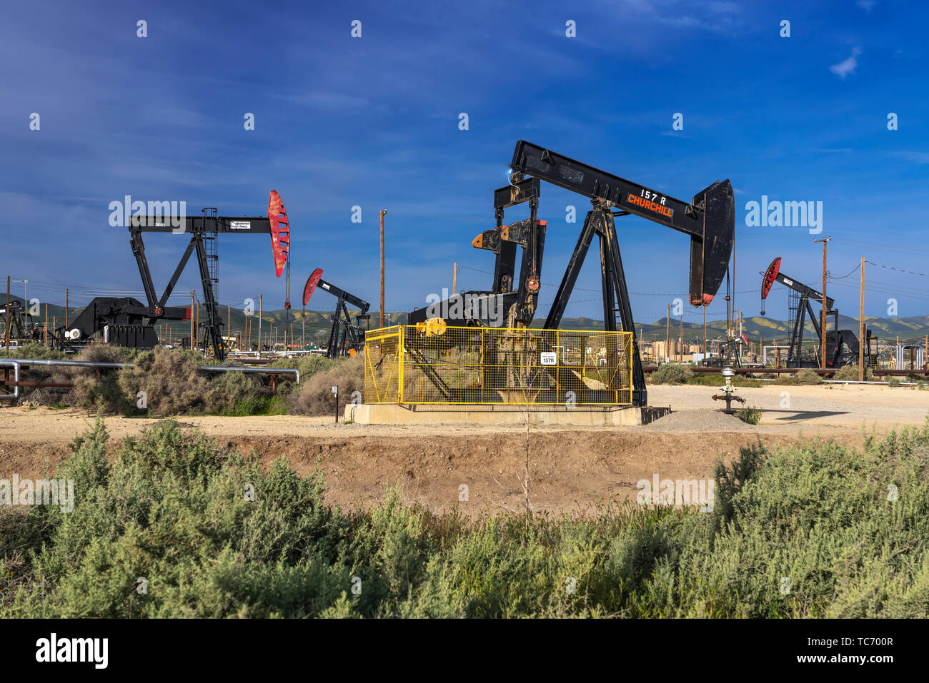 Öl pumpers in den Ölfeldern in der Nähe von Taft, Kalifornien, USA. Stockfoto