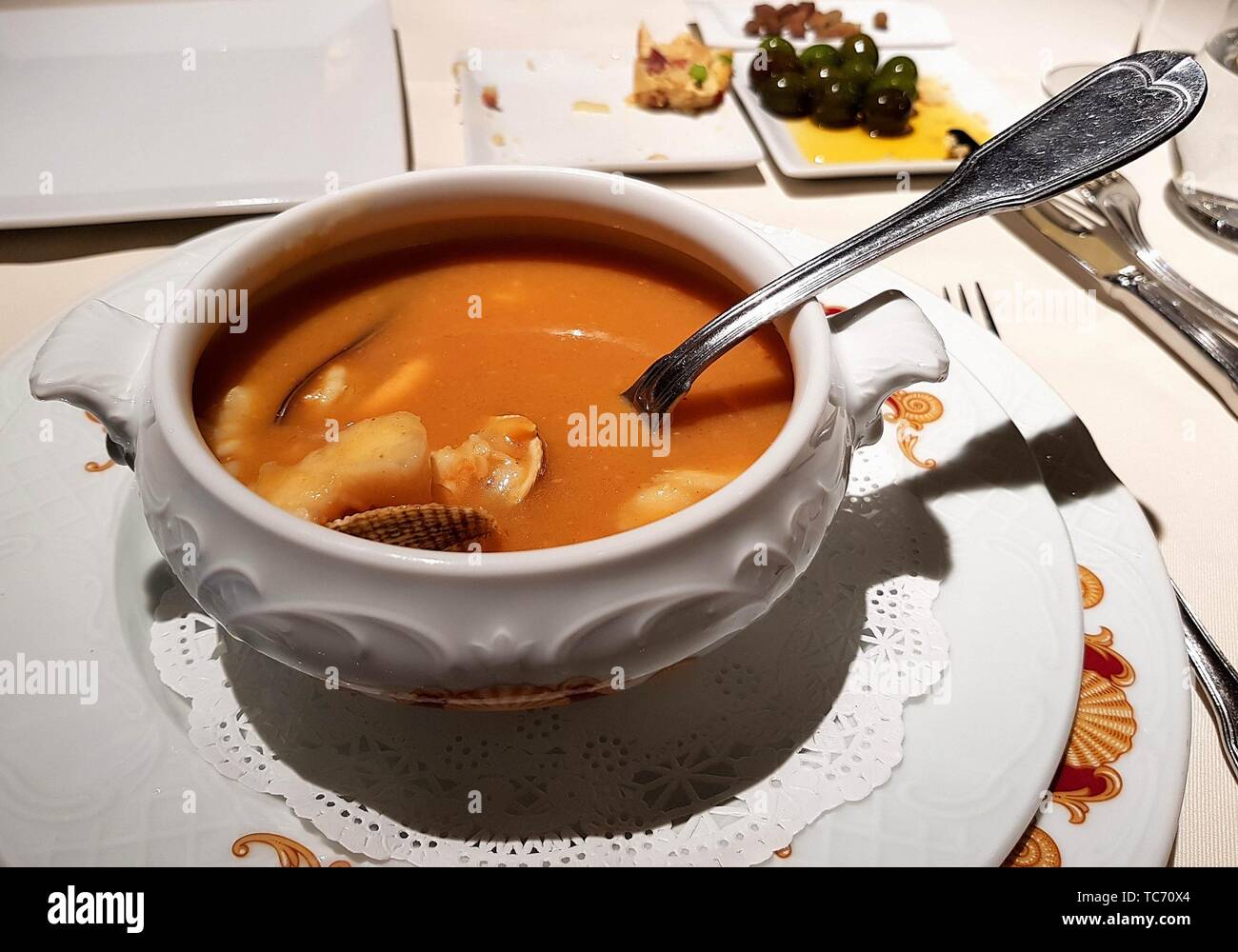 Essen. Spanische Fisch und Schalentiere Suppe. Mediterrane kulinarische Köstlichkeit. Madrid Restaurant. Spanien Stockfoto