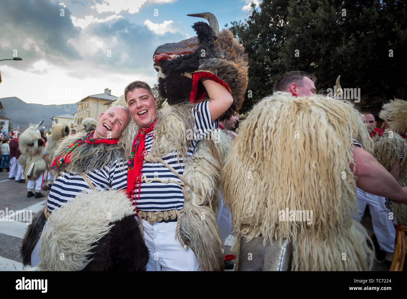 Matulji, Kroatien - 3. Februar, 2019: traditionelle Karnevalsumzug der Glockenspieler mit grossen Vieh Glocken durch die Straße von Matulji, während des Th Stockfoto