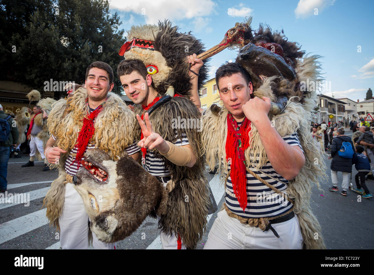 Matulji, Kroatien - 3. Februar, 2019: traditionelle Karnevalsumzug der Glockenspieler mit grossen Vieh Glocken durch die Straße von Matulji, während des Th Stockfoto