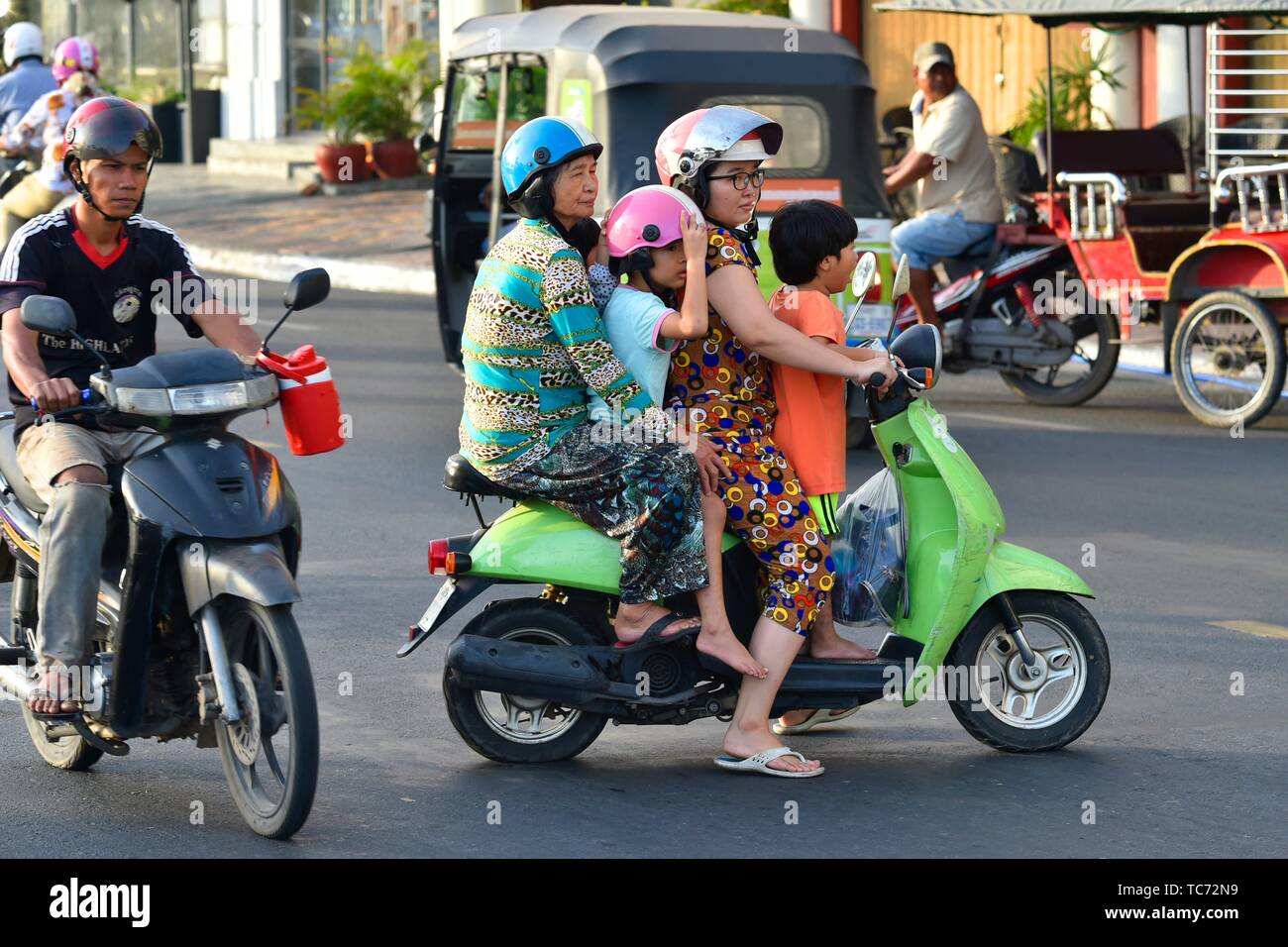 Familie auf einem Roller in Phnom Penh, Kambodscha, Süd Ost Asien. Stockfoto