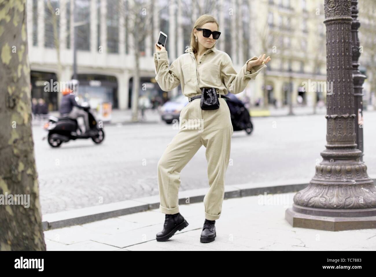 Modische Frau an der Straße während der Fashion Week, tragen neuesten Mode  Trend der einteiligen Jumpsuit, in Paris, Frankreich Stockfotografie - Alamy