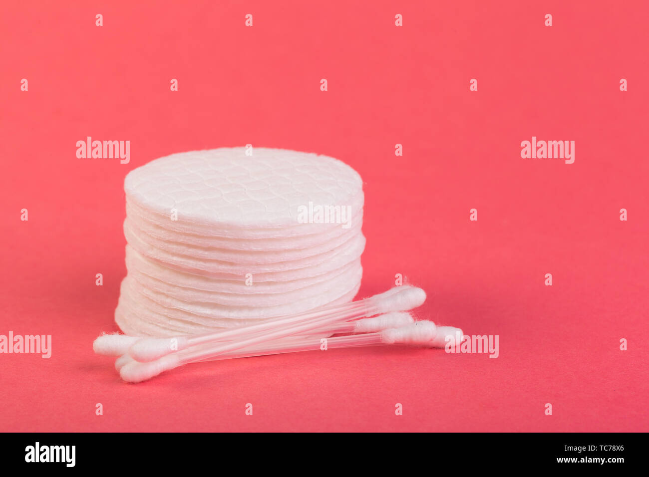 Wattepads mit farbigem Hintergrund Stapel Stockfoto