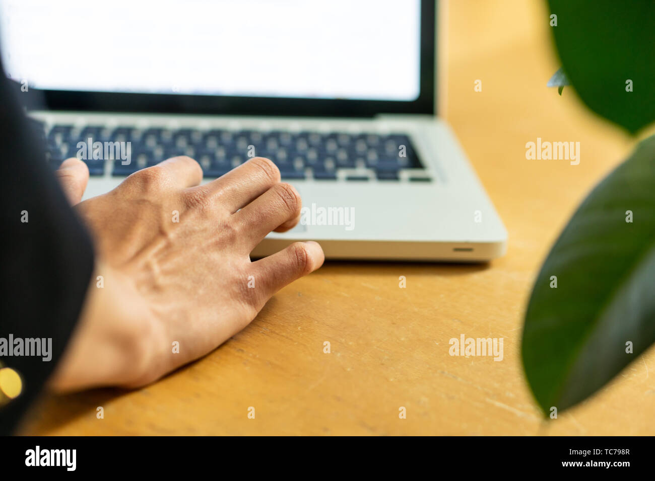 Nahaufnahme der menschlichen Hände schreiben auf Laptop Tastatur Stockfoto