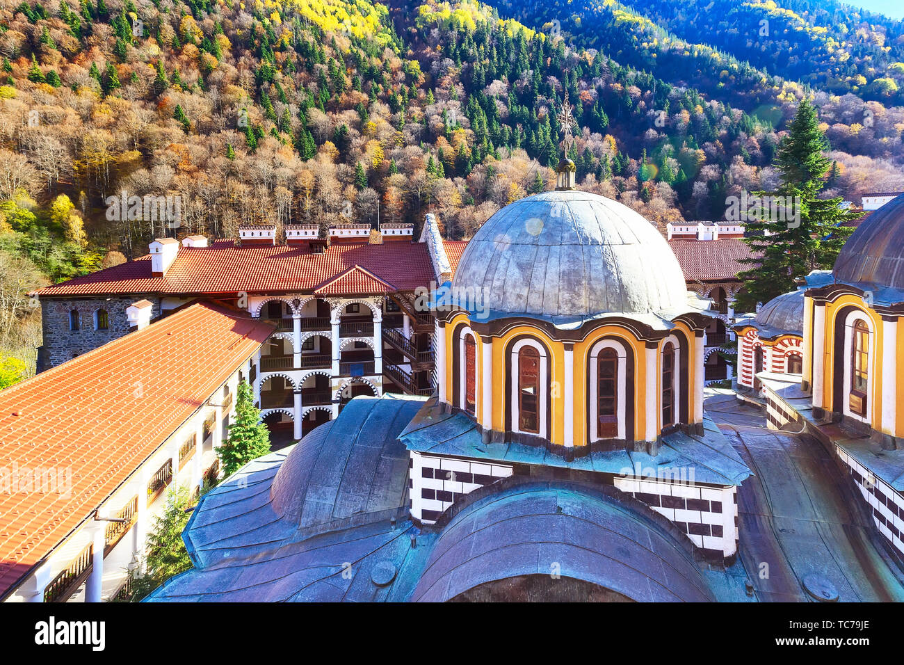 Bulgarien Rila Kloster Ansicht mit Herbst Berg Bäume im Hintergrund Stockfoto