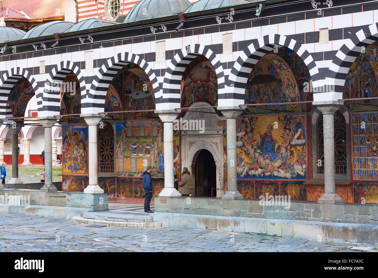 Rila, Bulgarien - 27. Oktober 2017: Rila Kloster Kirche Eingang und Menschen Stockfoto