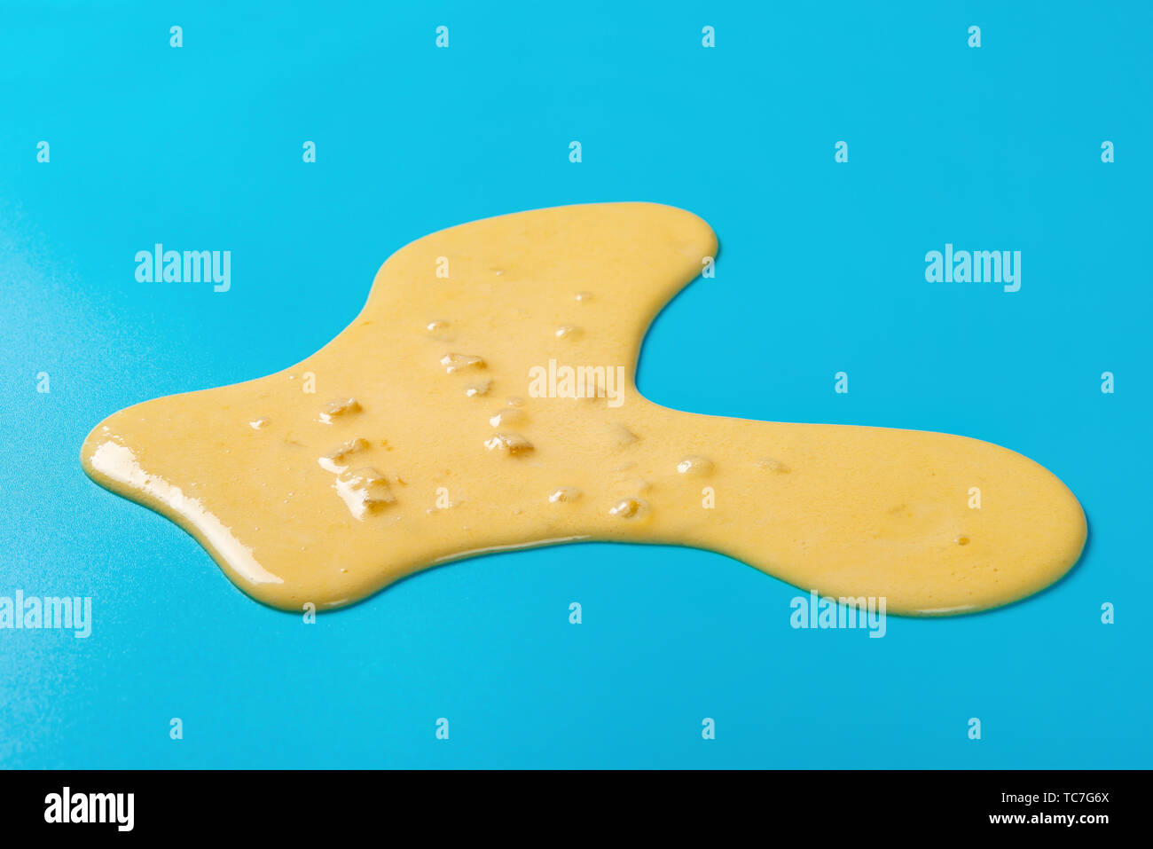 Seitenansicht mango Geschmack Eis auf blauem Hintergrund schmelzen Stockfoto