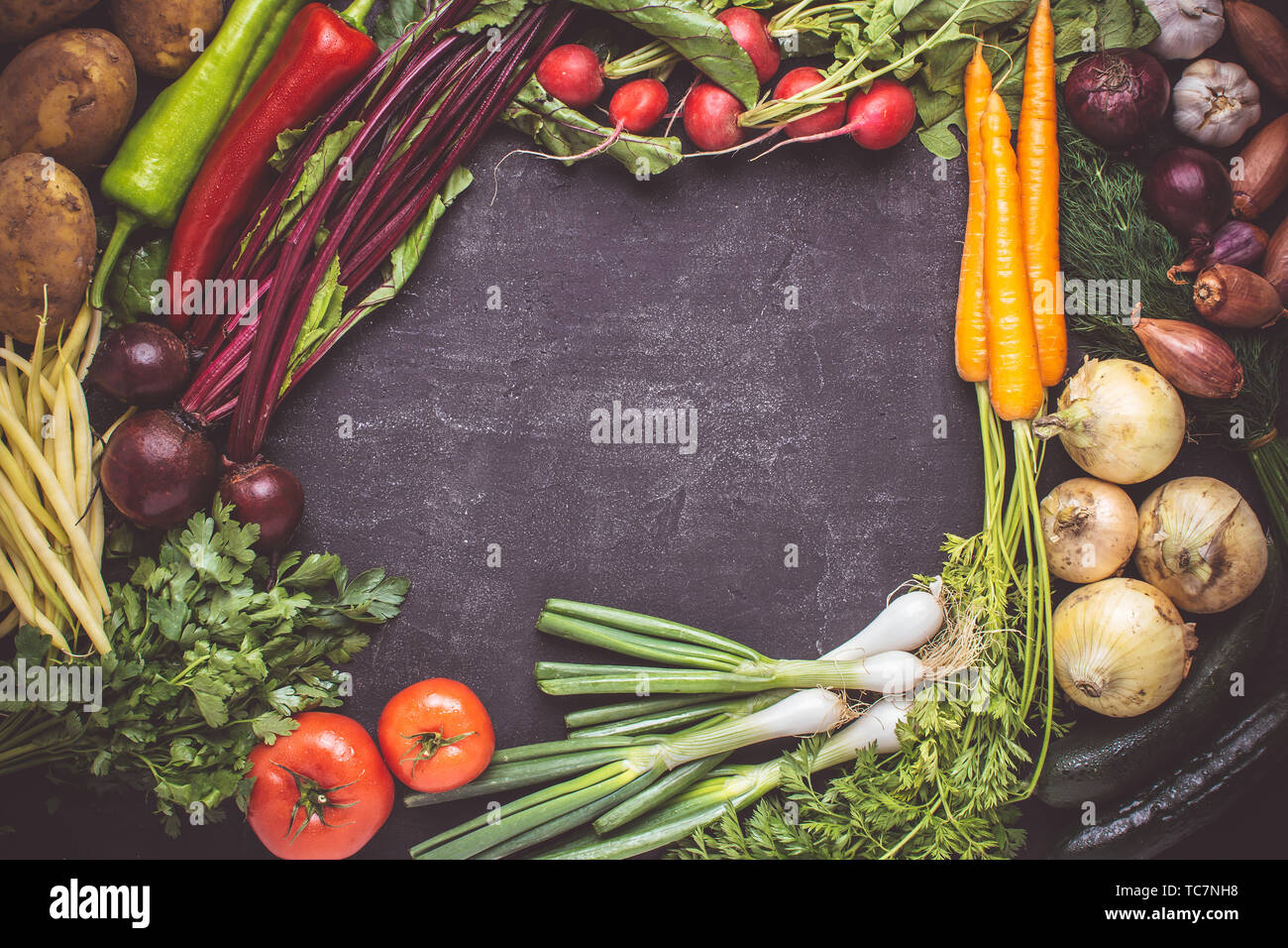 Menü oder Rezept Mockup mit frischem Gemüse auf dunklem Hintergrund. Gesunde Ernährung Konzept mit Platz kopieren. Vegane Rohkost. Stockfoto