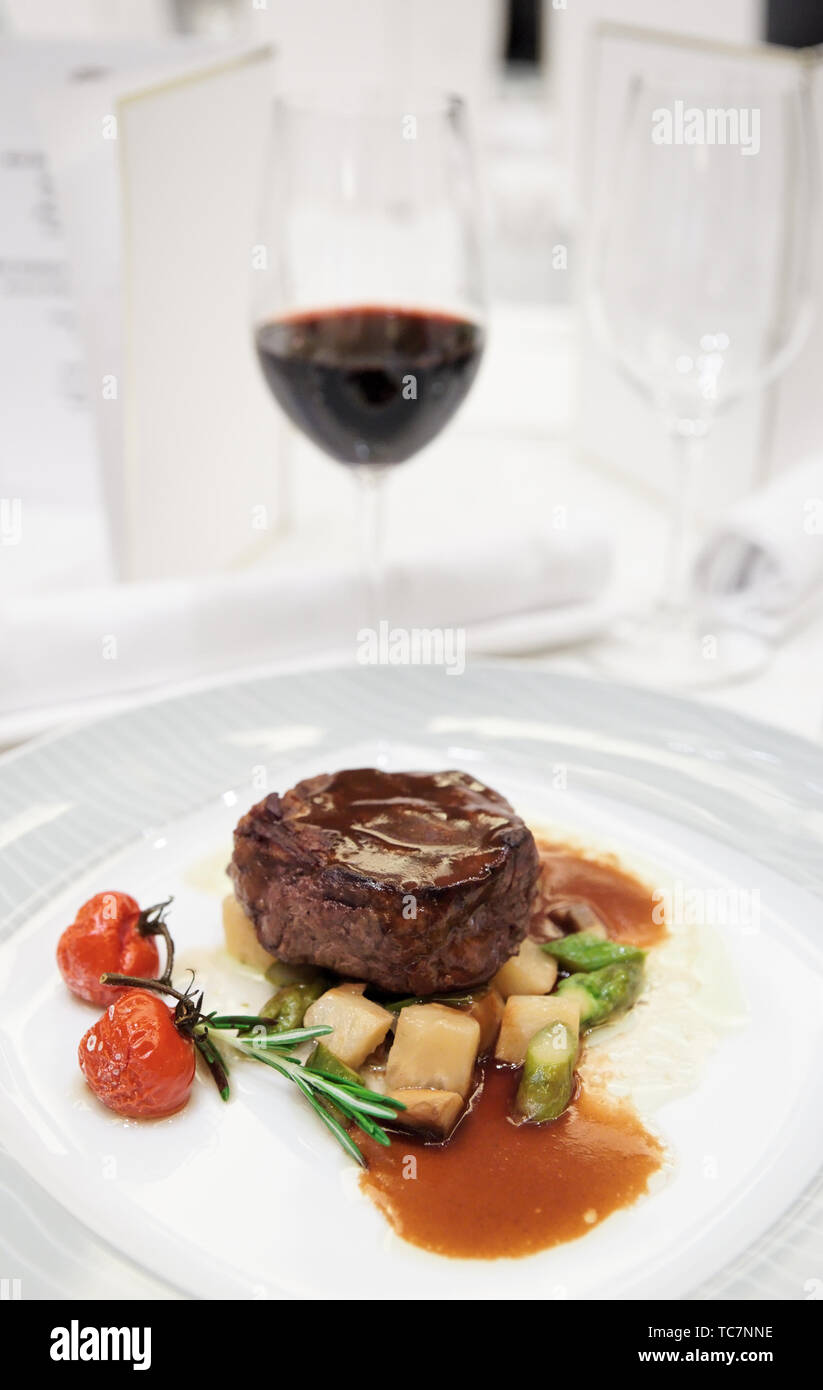 Filet Steak mit Wein auf Tisch im Restaurant Stockfoto