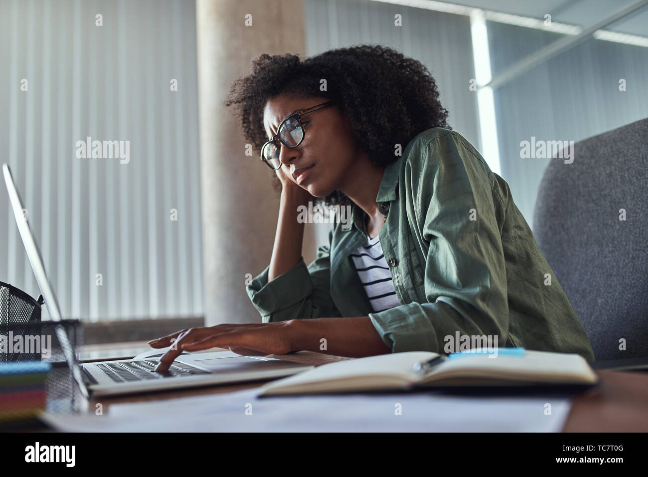 Sorgen junge geschäftsfrau mit Laptop im Büro Schreibtisch Stockfoto