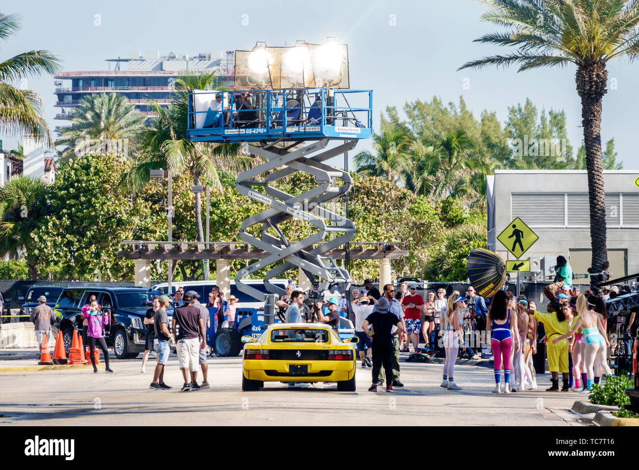 Miami Beach Florida, North Beach, Ocean Water Terrace, Rap Hip-Hop-Musik-Videoaufnahmen, Lichtmannschaft, gelber Ferrari 512 Testarossa, Erwachsener, Mann Stockfoto
