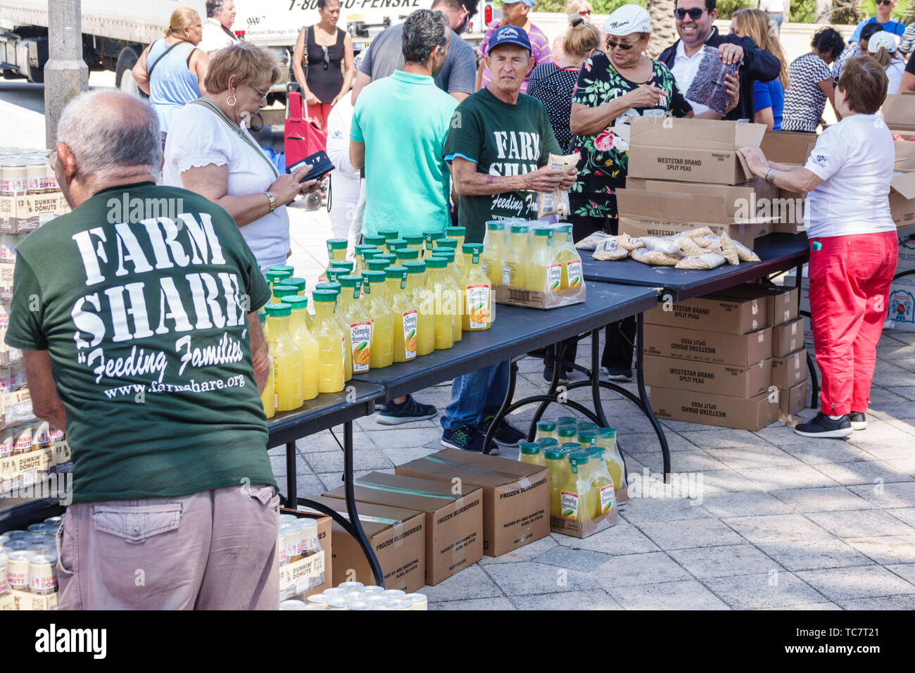 Miami Beach Florida, North Beach, Ocean Terrace, Farm Share Food Giveaway kostenlose Verteilung Bedürftige geringes Einkommen, Freiwillige Freiwillige arbeiten ehrenamtlich Stockfoto