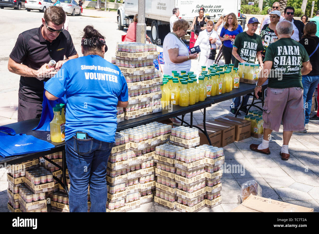 Miami Beach Florida, North Beach, Ocean Terrace, Farm Share Food Giveaway kostenlose Verteilung Bedürftige geringes Einkommen, Freiwillige Freiwillige arbeiten ehrenamtlich Stockfoto