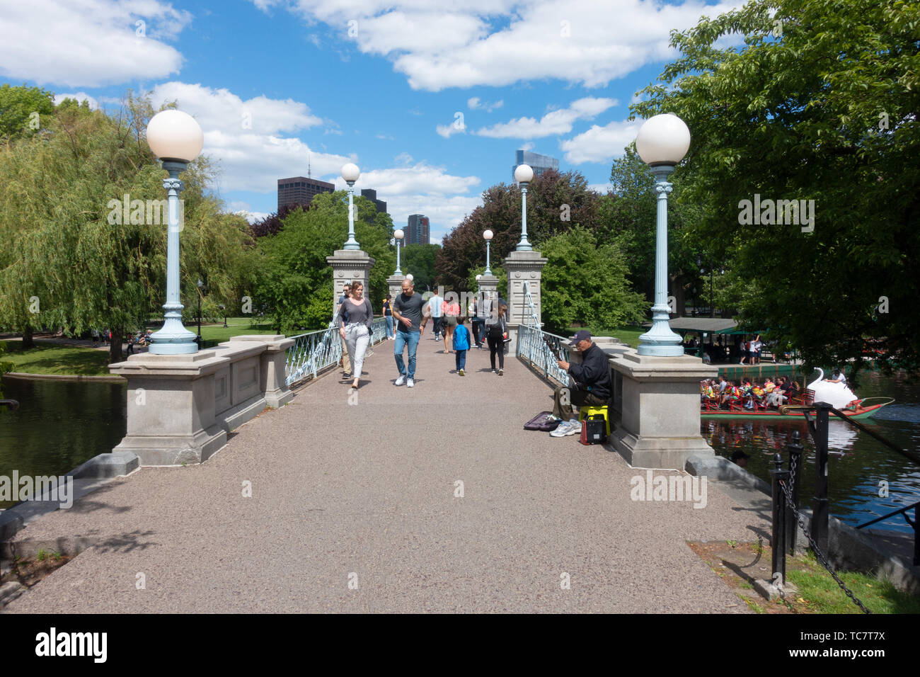 Fußgängerzone Fußgängerbrücke über die Lagune mit Swan Boot an der Boston Public Garden neben dem Gemeinsamen an einem schönen Tag mit Menschen überqueren Stockfoto