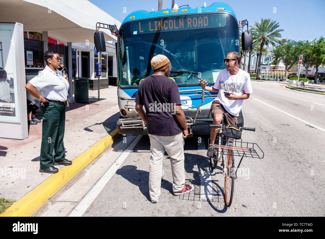 Miami Beach, Florida, North Beach, Miami-Dade Metrobus-Bus Disruption Disput Konfrontation, die das Gesetz in die eigenen Hände nimmt, hispanische Männer männlich, Radfahrer Biker Stockfoto