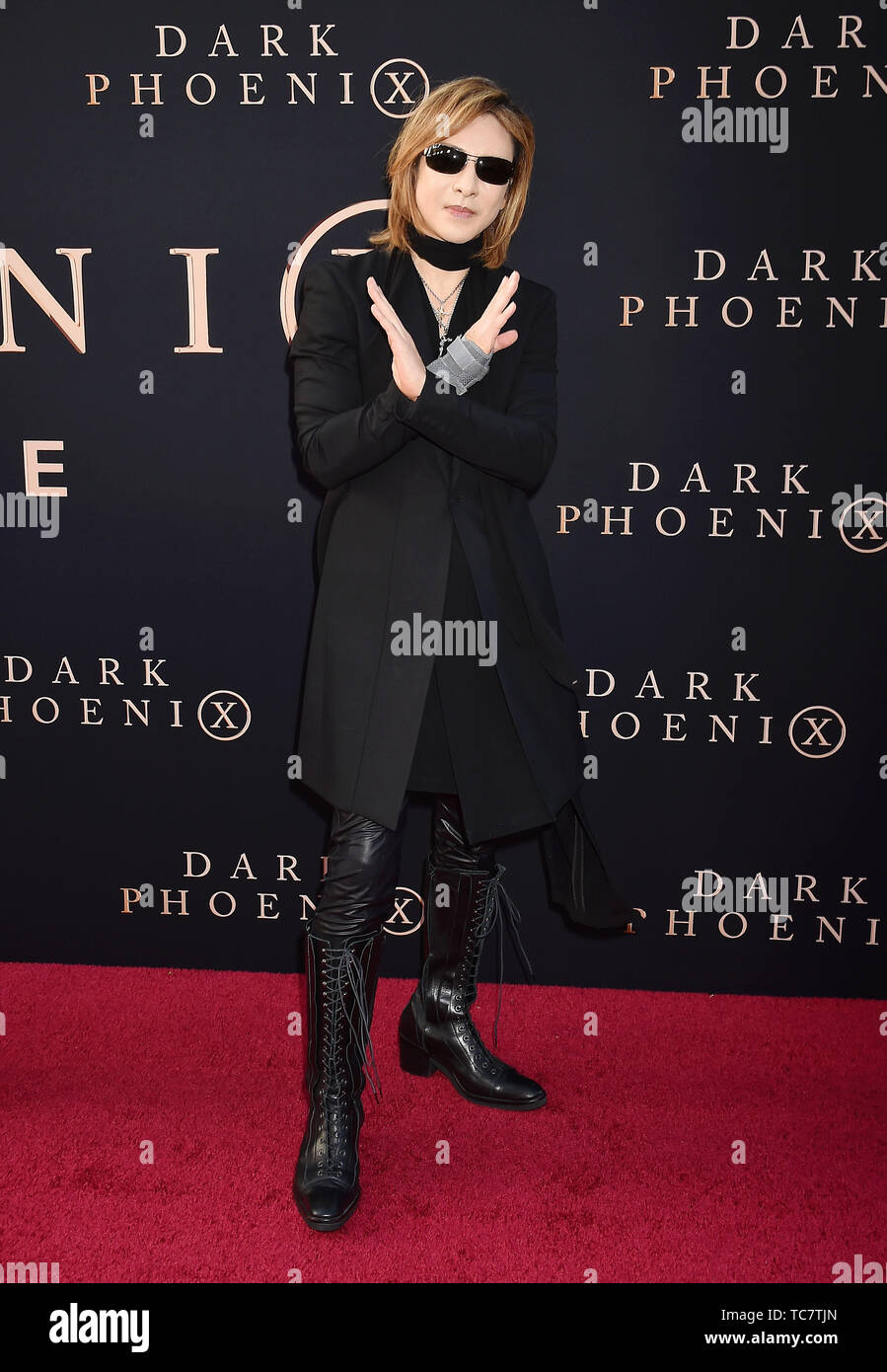 HOLLYWOOD, CA - Juni 04: Yoshiki kommt bei der Premiere von Twentieth Century Fox's 'Dark Phoenix' an TCL Chinese Theatre am Juni 04, 2019 in Hollywood, Kalifornien. Stockfoto