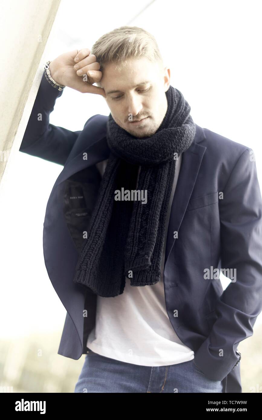 Nachdenklich gut gekleideten Mann mit Blazer und Schal, in München,  Deutschland Stockfotografie - Alamy