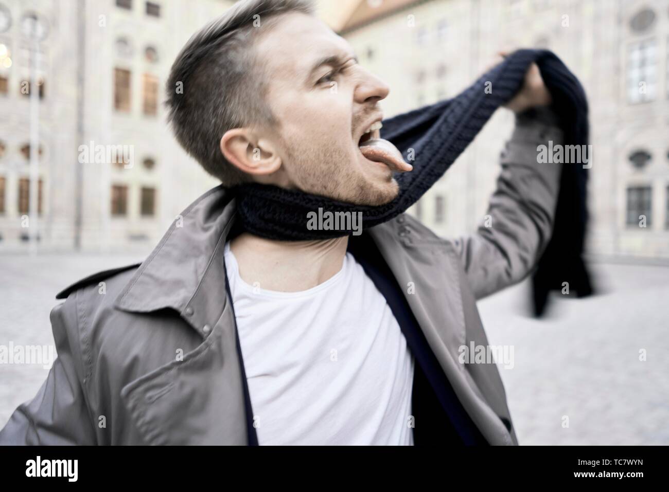 Der Mensch selbst mit seinen eigenen Schal erdrosselt, München, Deutschland  Stockfotografie - Alamy