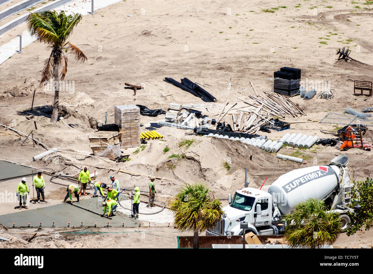 Miami Beach, Florida, North Beach, Baustelle im Bau, Stadtpark, Zementmischer, Arbeiter, hispanische Männer, Nivellierung, FL190430085 Stockfoto