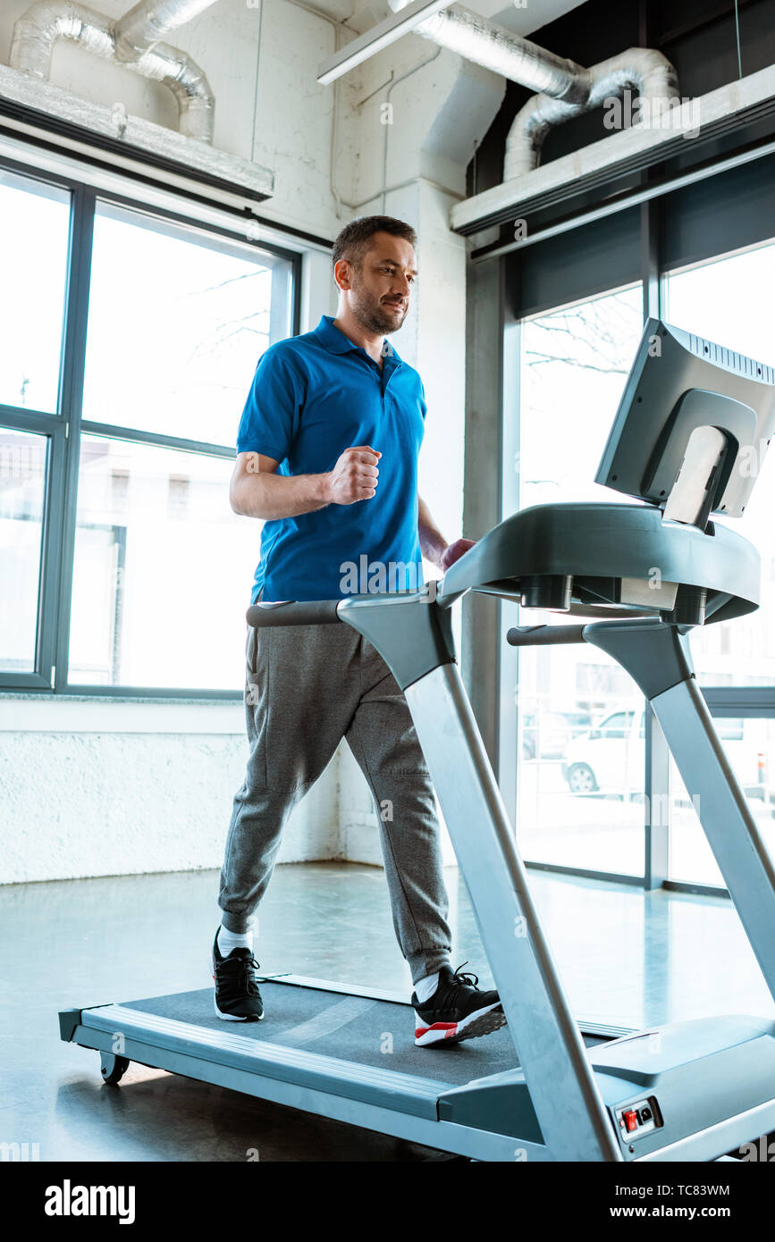 Schöner Mann auf Laufband im Fitnessstudio läuft Stockfotografie - Alamy