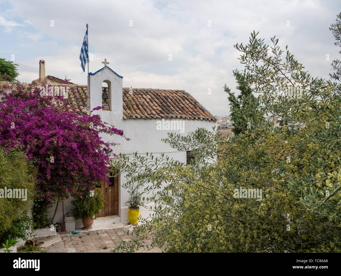 St George auf der Klippe Kirche im alten Stadtteil Anafiotika in Athen Stockfoto