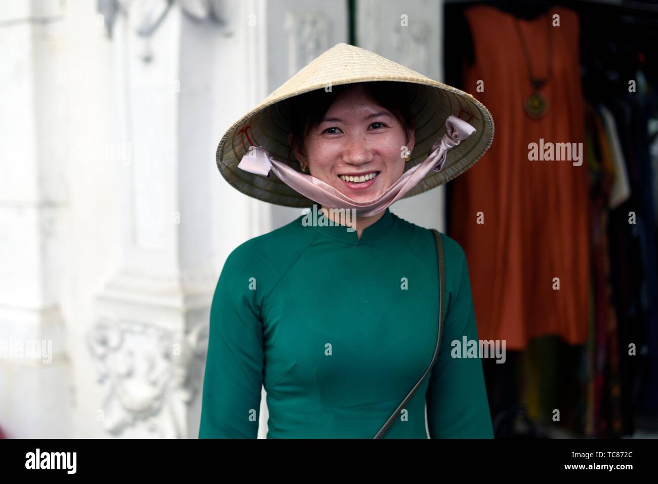 Vietnamesische Frau in traditionellen Ao Dai Kleid in Ho Chi Minh City, Vietnam, Südostasien. Stockfoto