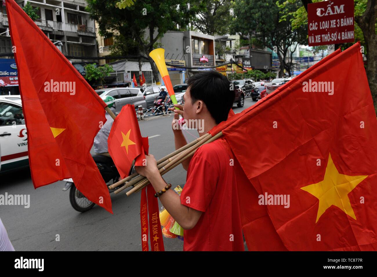 Mann seling Vietnamesischen Flaggen in Ho Chi Minh City, Vietnam, Südostasien. Stockfoto