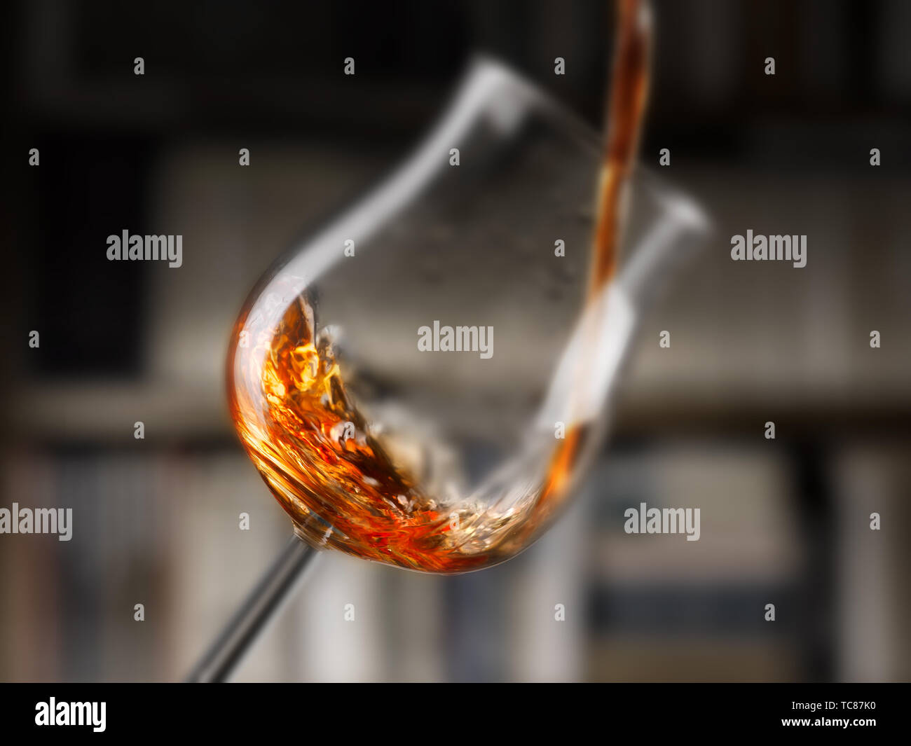 Rotwein in allen seinen Formen, Bibliothek Hintergrund gegossen Stockfoto