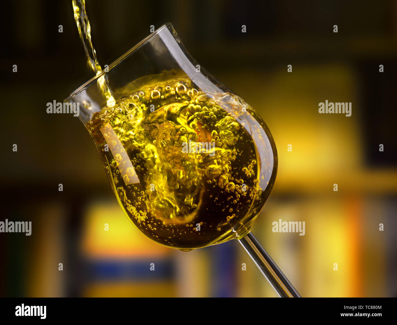 Weißwein in allen seinen Formen, Bibliothek Hintergrund gegossen Stockfoto