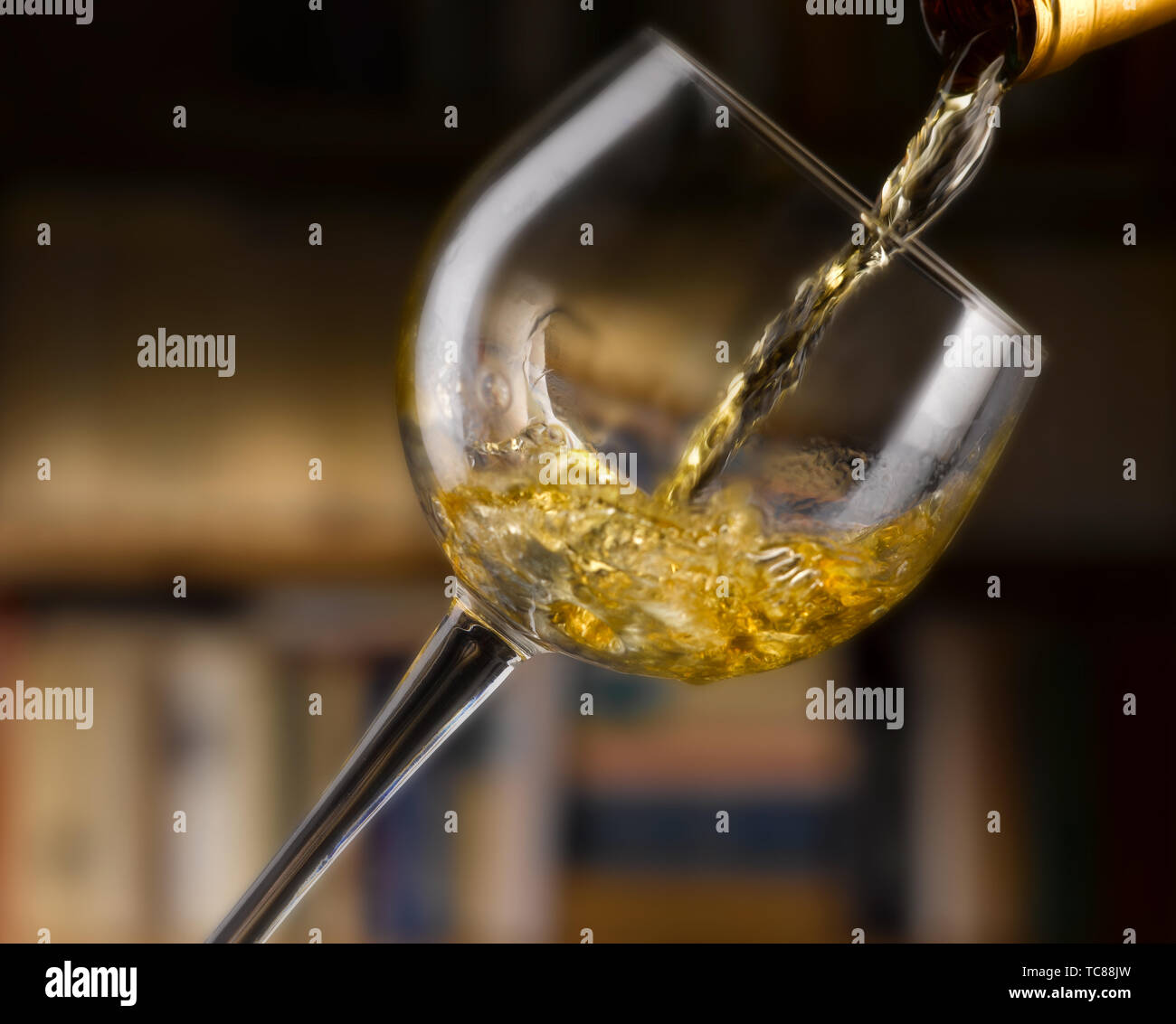 Weißwein in allen seinen Formen, Bibliothek Hintergrund gegossen Stockfoto