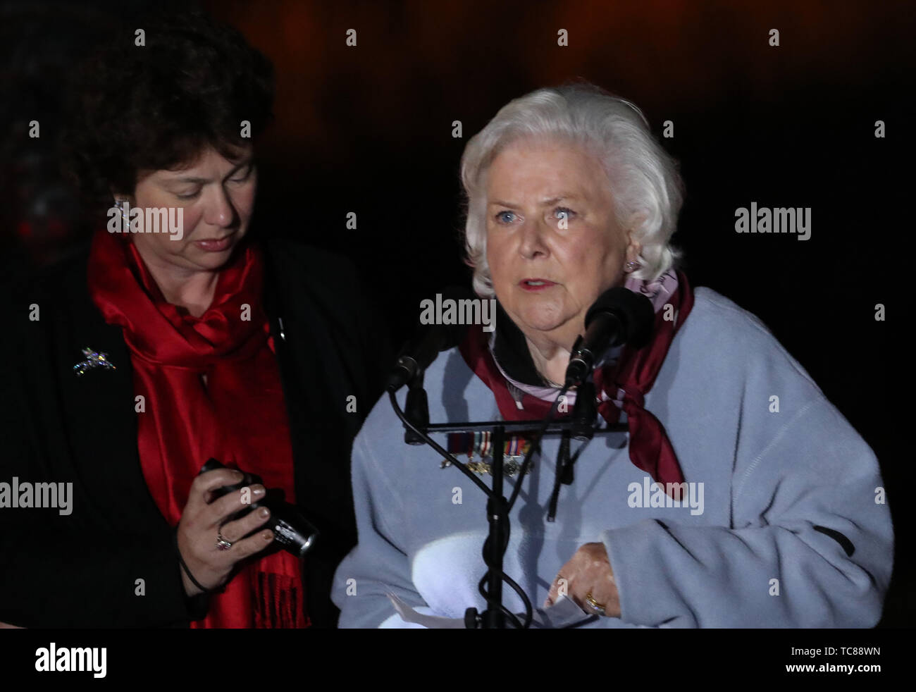 Penny Bates (rechts) die Tochter von Major John Howard Sprechen während der Vigil am Pegasus Bridge in der Normandie, Frankreich während der Gedenkfeiern zum 75. Jahrestag der D-Day Landungen. Stockfoto
