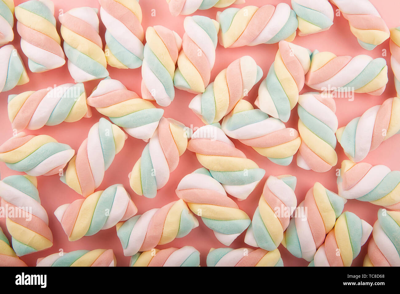 Ansicht von oben auf die Hintergrund Textur von bunten twisted Marshmallow Süßigkeiten. Kopieren Sie Platz für Ihren Text. Stockfoto
