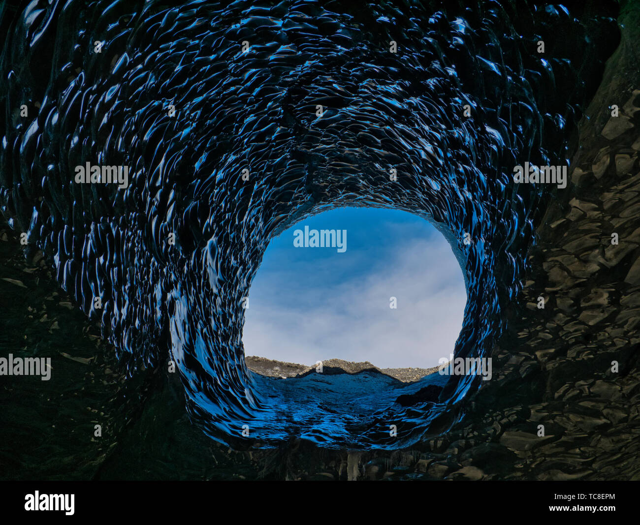 Ein Loch in der Blue Crystal Cave am Vatnajökull Gletscher in Island Stockfoto