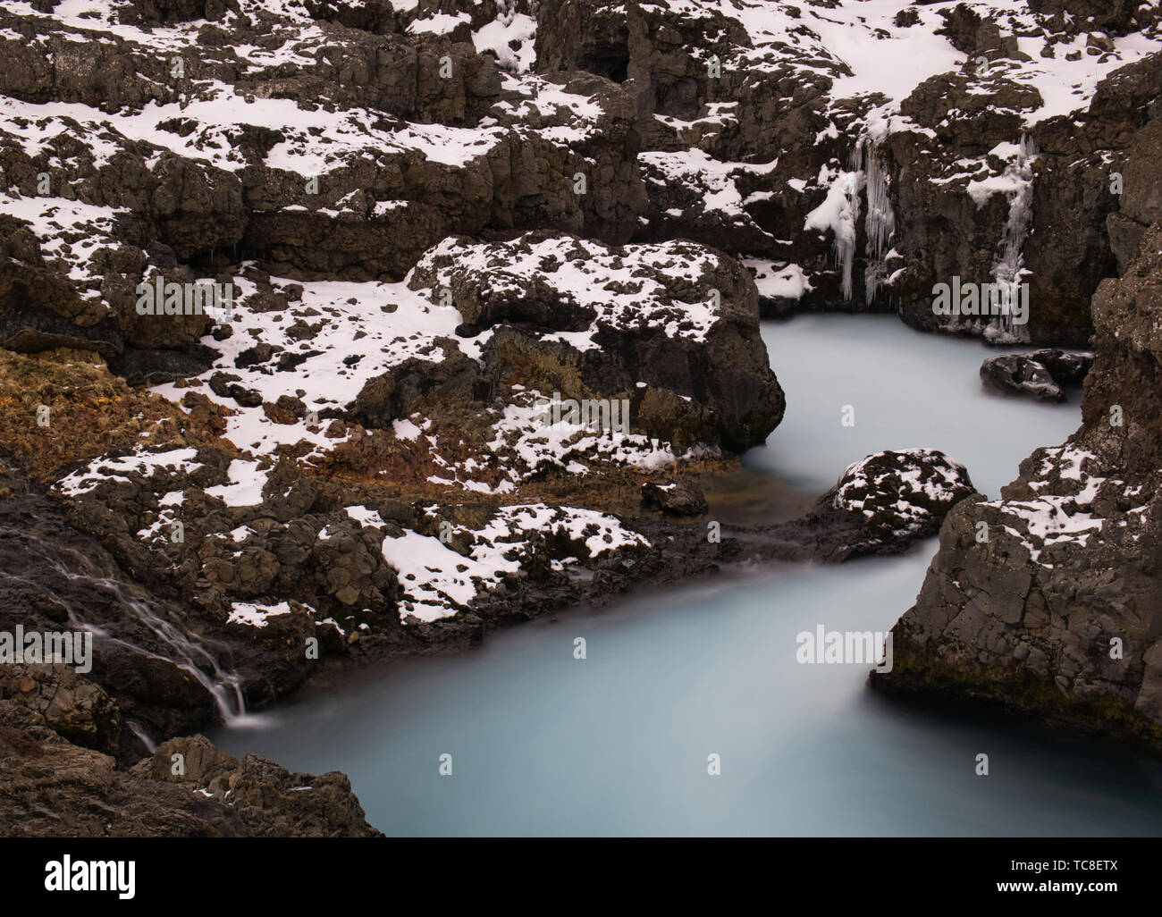 Eine lange Exposition der Barnafoss Wasserfall in Island mit Schnee Stockfoto