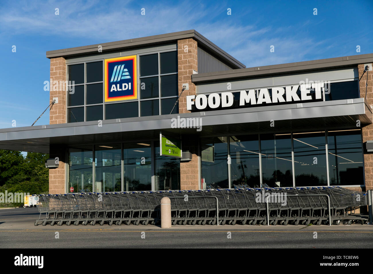 Ein logo Zeichen außerhalb eines Aldi Einzelhandel Lebensmittelgeschäft Lage in Martinsburg, West Virginia am 4. Juni 2019. Stockfoto