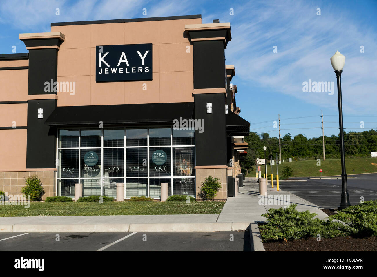 Ein logo Zeichen außerhalb eines Kay Juweliere Store in Martinsburg, West Virginia am 4. Juni 2019. Stockfoto