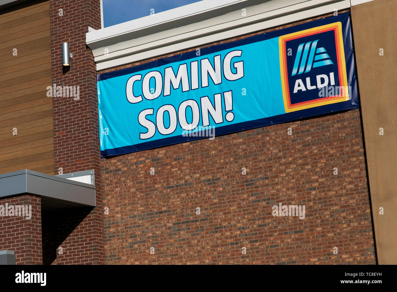 Ein logo Zeichen außerhalb eines Aldi retail Grocery Store Standort mit einem 'Bald' Banner in Martinsburg, West Virginia am 4. Juni 2019. Stockfoto
