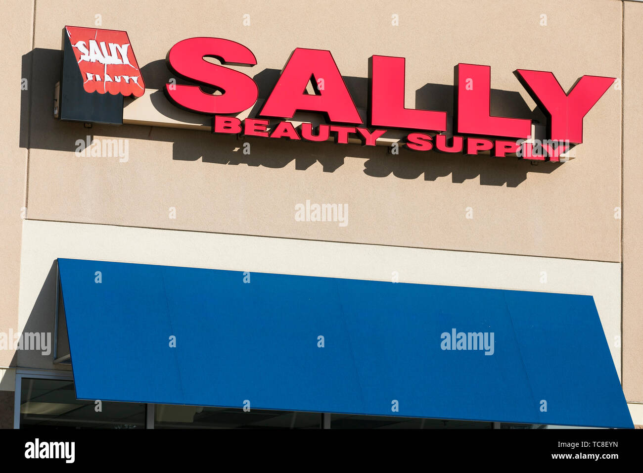 Ein logo Zeichen außerhalb einer Sally Beauty Supply Store in Martinsburg, West Virginia am 4. Juni 2019. Stockfoto