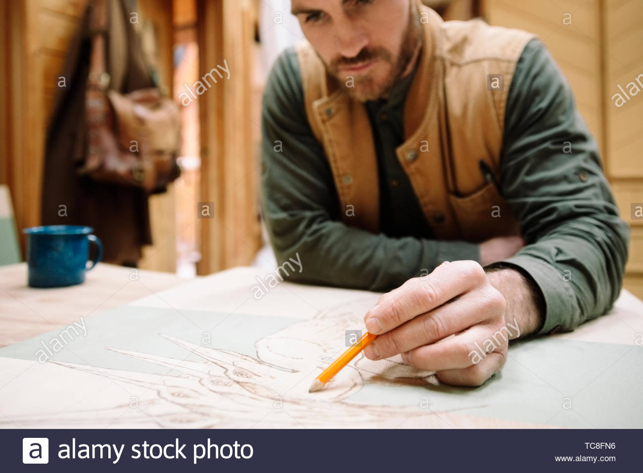 Männliche Künstler skizzieren am Tisch Stockfoto