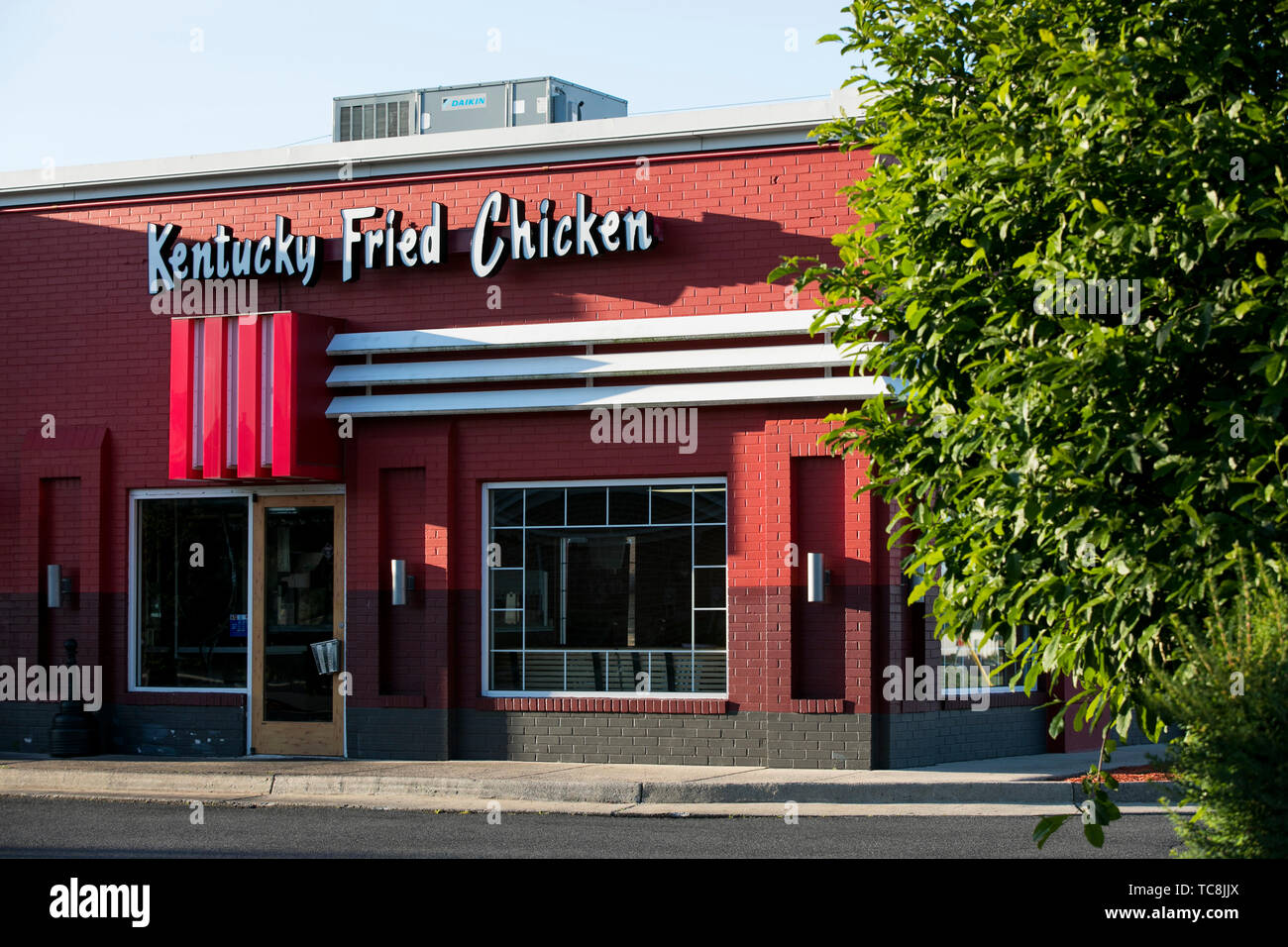 Ein logo Zeichen außerhalb von Kentucky Fried Chicken (KFC) Fast Food